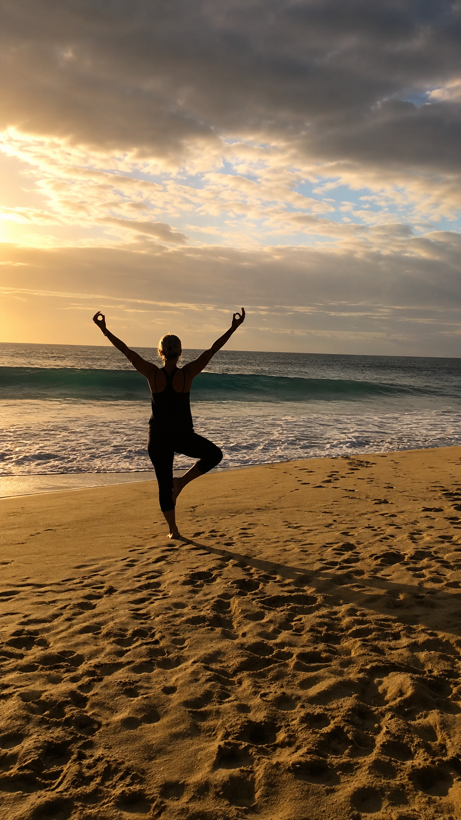 Rolig yoga stillinger ved havet &ndash; blid Hatha yoga med fokus p&aring; &aring;ndedr&aelig;t, n&aelig;rv&aelig;r og afsp&aelig;nding