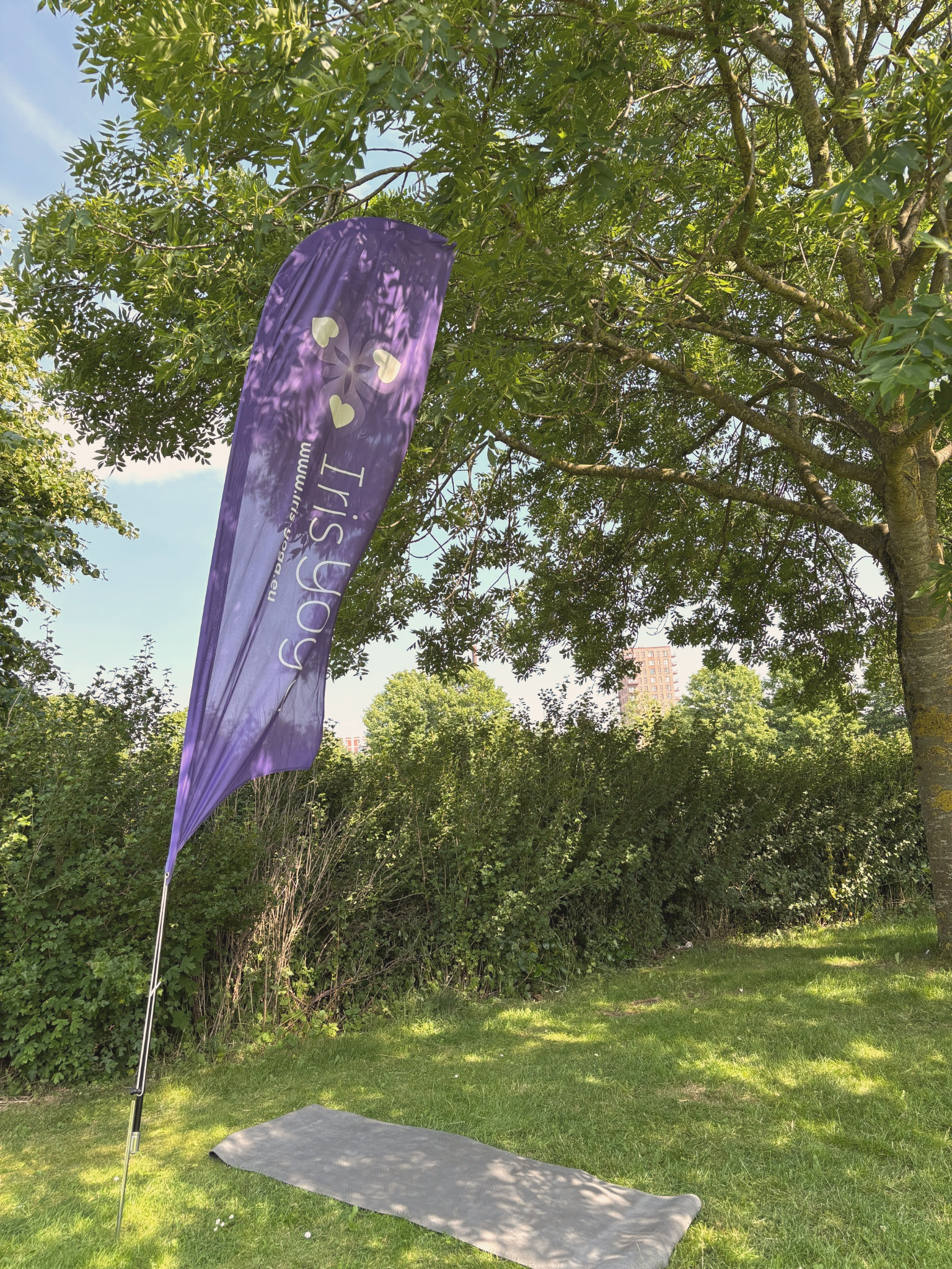 Iris Yoga-banner og yogam&aring;tte i det gr&oslash;nne ved Fjordmarken i Aalborg Vestby