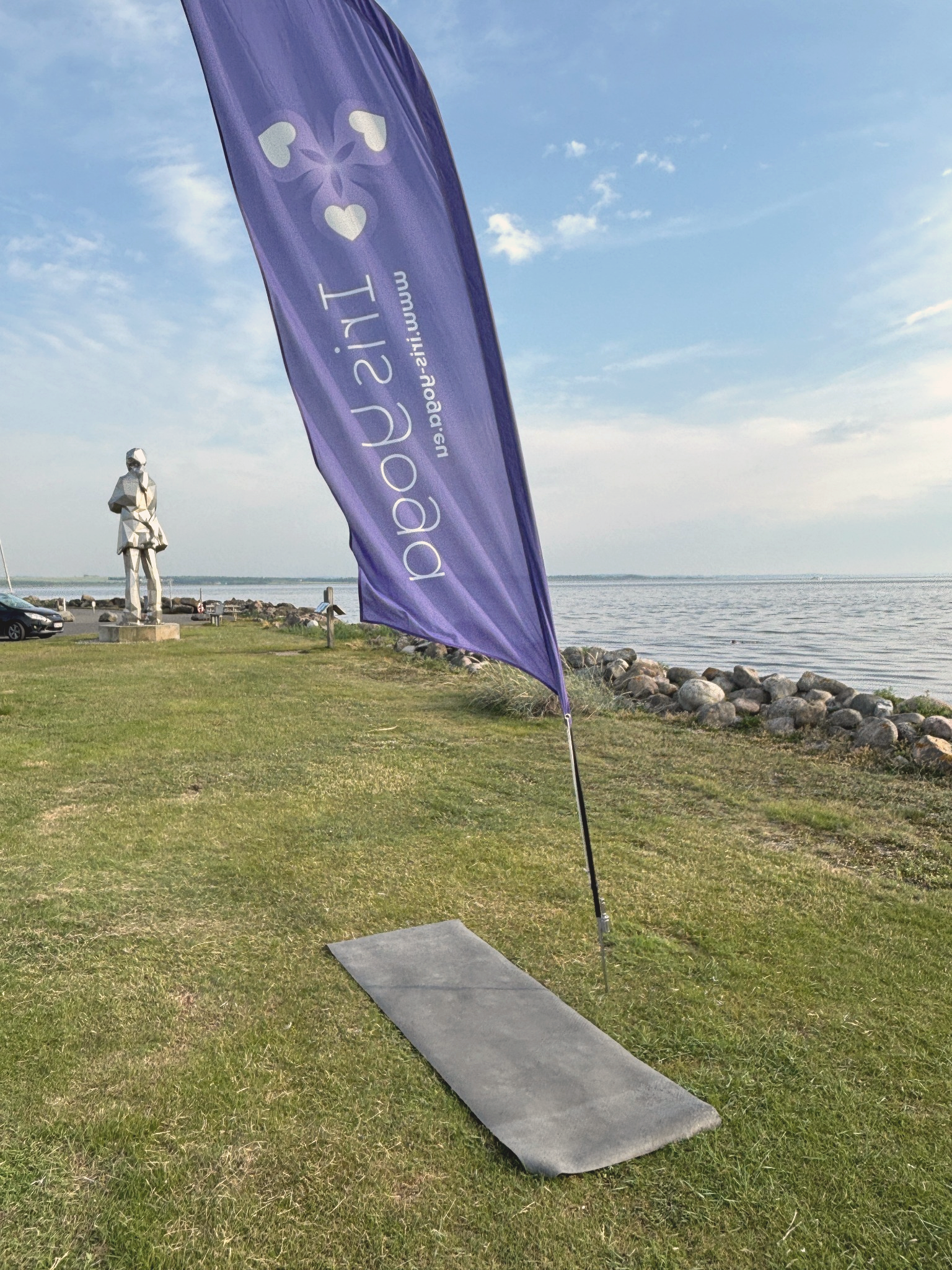 Iris Yoga-banner, yogam&aring;tte og udsigt over vandet ved Gj&oslash;l Havn