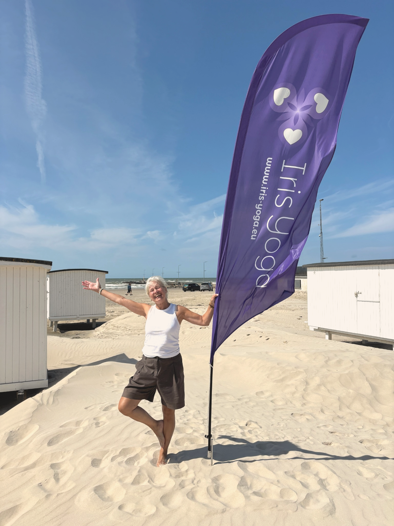 Iris med Iris Yoga-flaget p&aring; stranden i L&oslash;kken