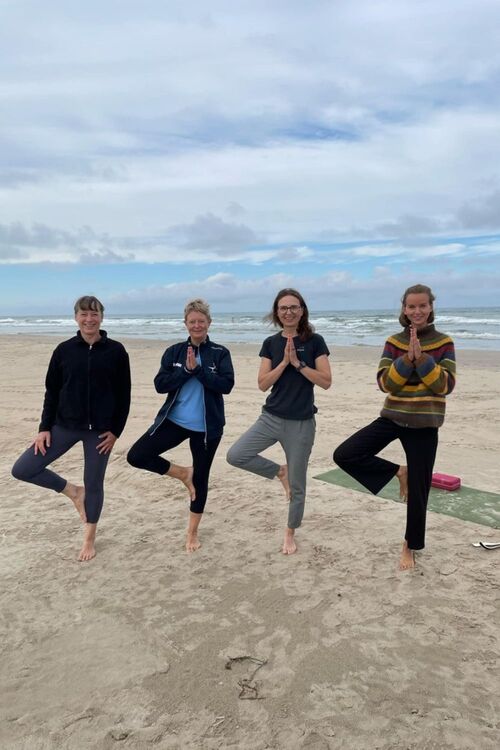 Yoga på din lokation – skræddersyet til dine behov. Hos Iris Yoga tilbyder vi nu muligheden for, at jeg kommer ud til dig – uanset om det er i et sommerhus, feriecenter eller en anden lokation.