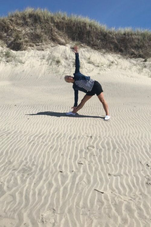 Iris træner yoga på Løkken strand